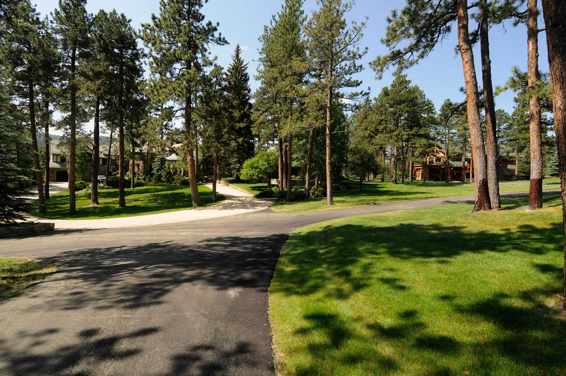 Driveway-approaching-manor